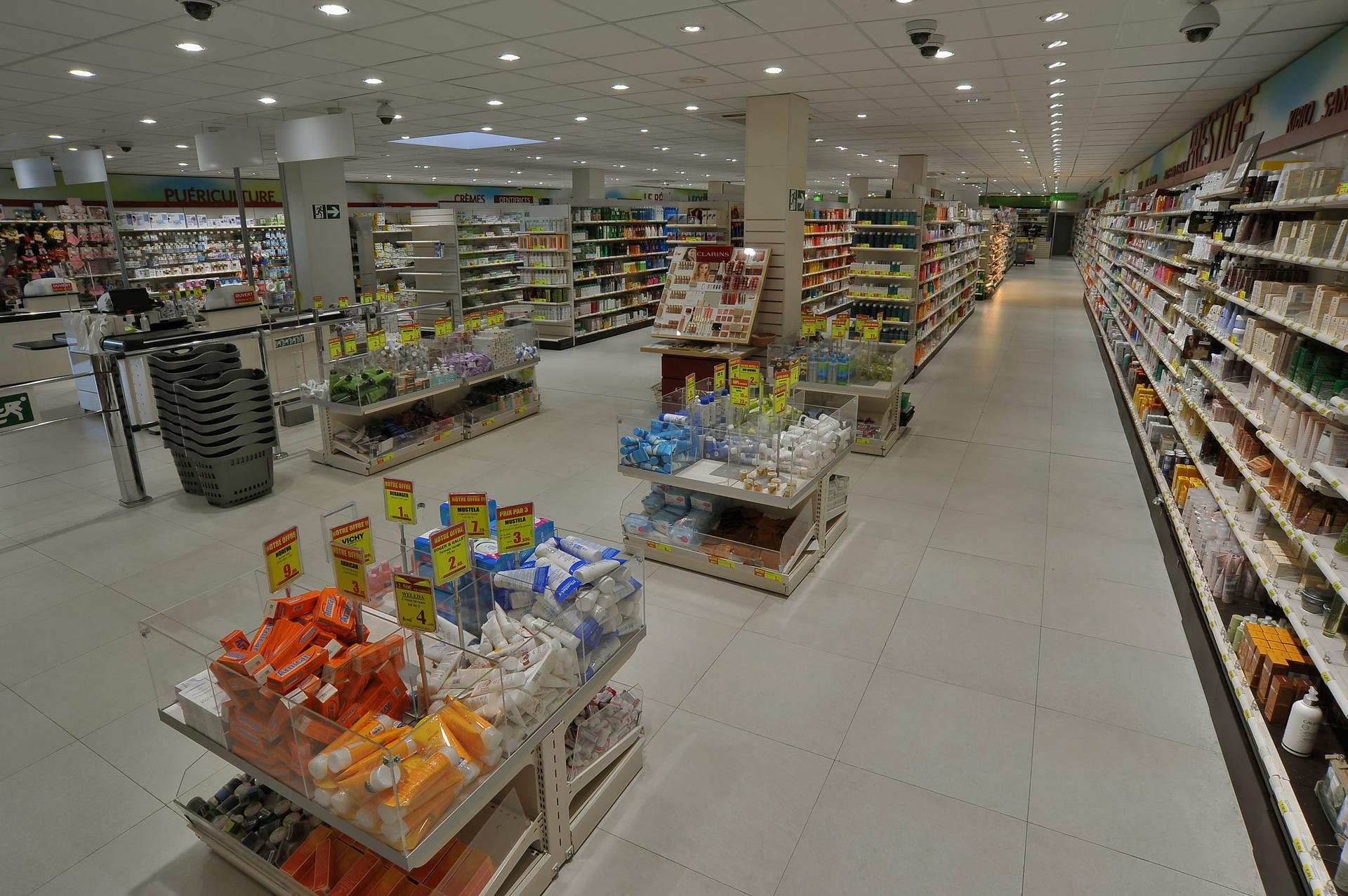 Pharmacie de la Gare. A healthcare supermarket ceramica.info